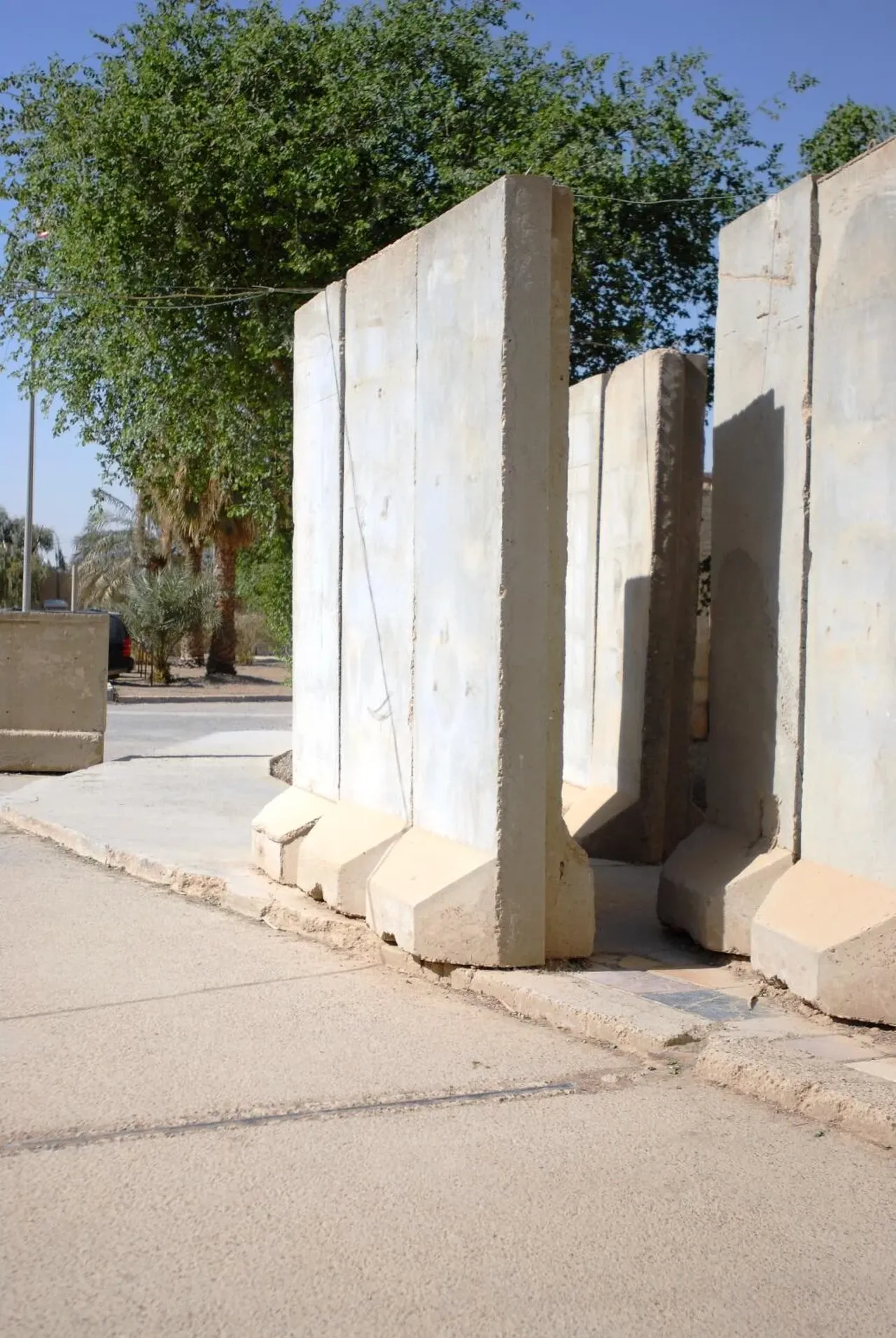 Savunma Bakanlığı merkezin "güçlendirilmiş" olduğunu iddia etse de, yetkililer binanın aslında ofis yapılmış üç katlı bir römork olduğunu söyledi. Tek koruma olan beton duvarlar (T-duvarlar), havadan gelen İHA'yı durdurmaya yetmedi.