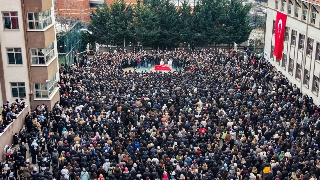 Öğretmen Fatma Nur Özçelike yürek sızlatan veda: Yüzlerce öğrenci gözyaşlarına boğuldu