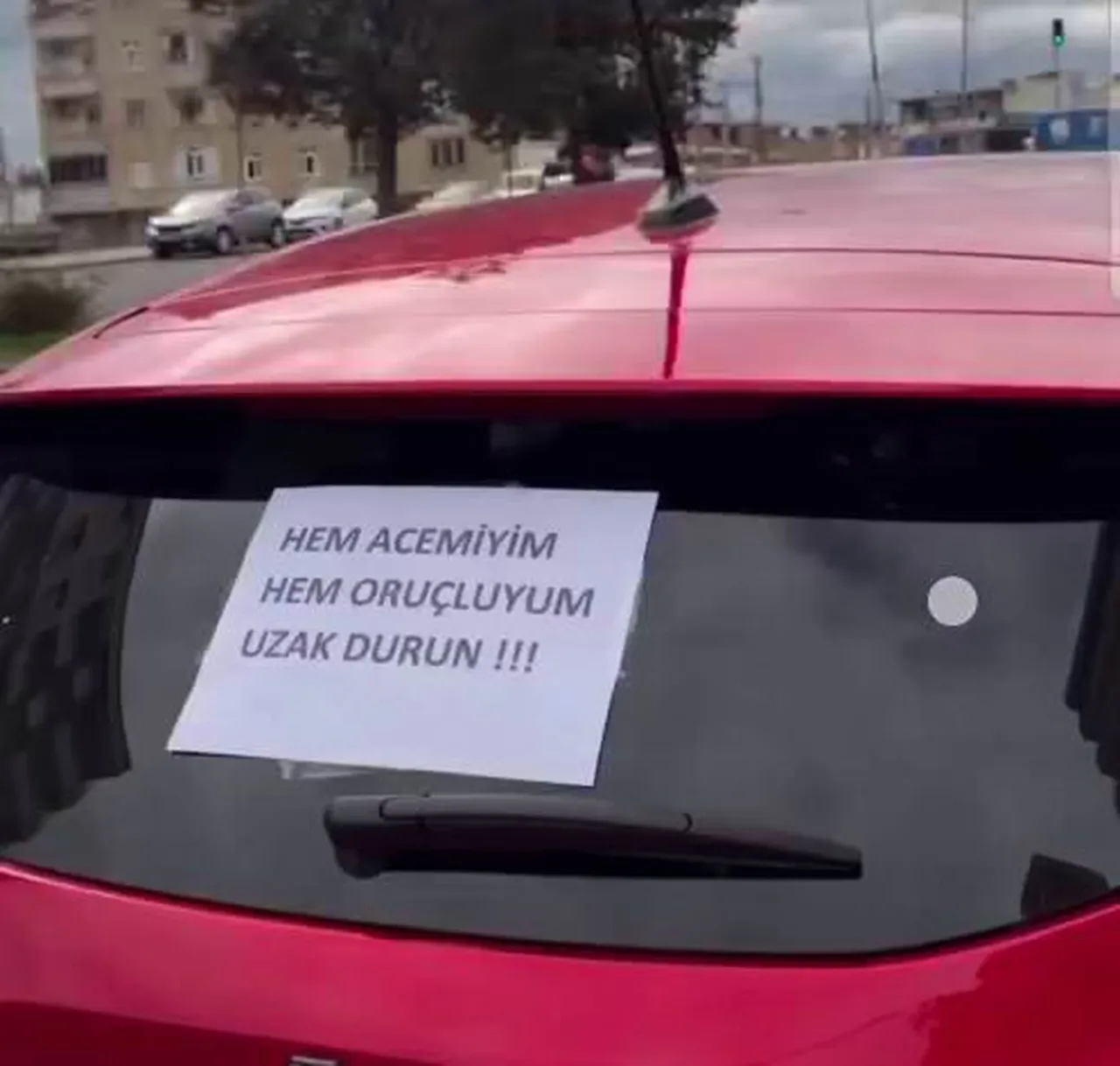 Tebessüm ettiren uyarı: Trafikte ilk bakışta dikkat çekti