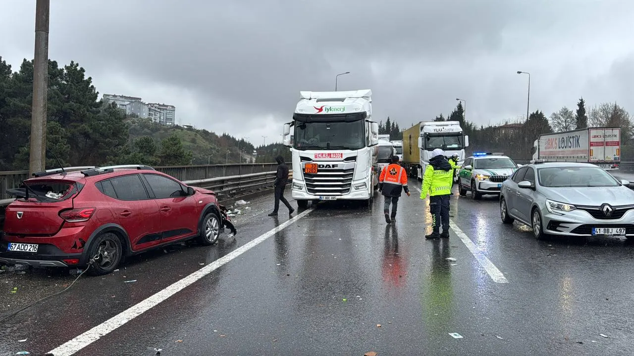 Anadolu Otoyolu'nda zincirleme kaza! İstanbul yönünde trafik aksadı