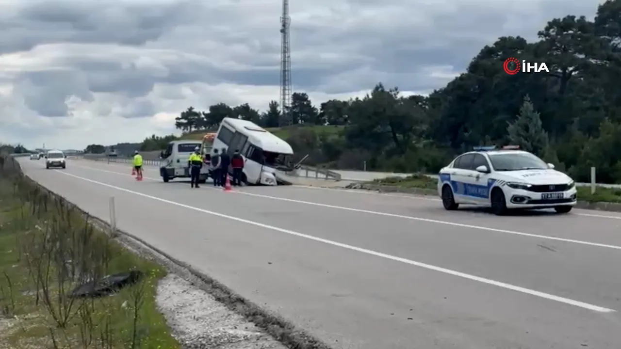Çanakkale'de yoldan çıkan minibüs refüje çarptı! Baba ve oğlu yaralandı