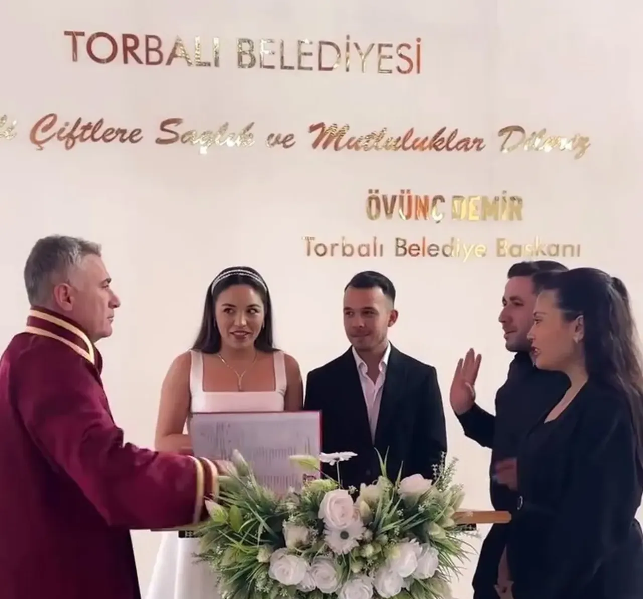 En özel günlerine nikah memurunun şakası damga vurdu