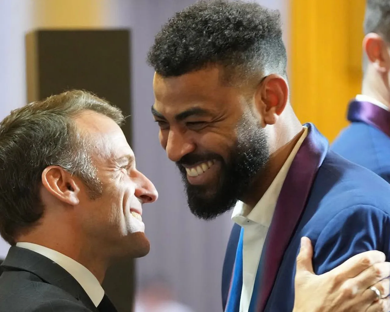 Fransa Cumhurbaşkanı Emmanuel Macron, Paris 2024'te altın madalya kazanan takıma ‘Ulusal Liyakat Nişanı’ takmıştı. Earvin Ngapeth, Şeref Lejyonu Şövalyesi nişanıyla onurlandırılmıştı. (Fotoğraf: Fenerbahce.org)