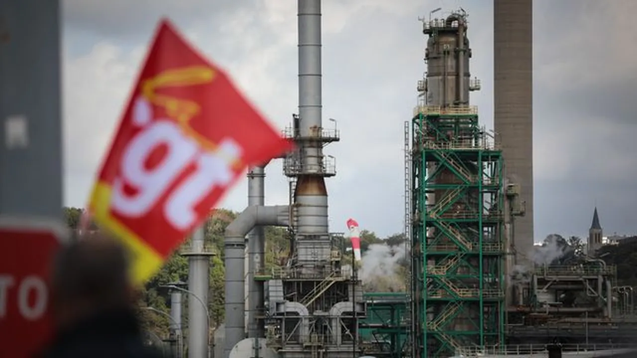 Fransa'da yüzlerce istasyonda yakıt bitti! Paris çareyi enerji çeklerinde arıyor