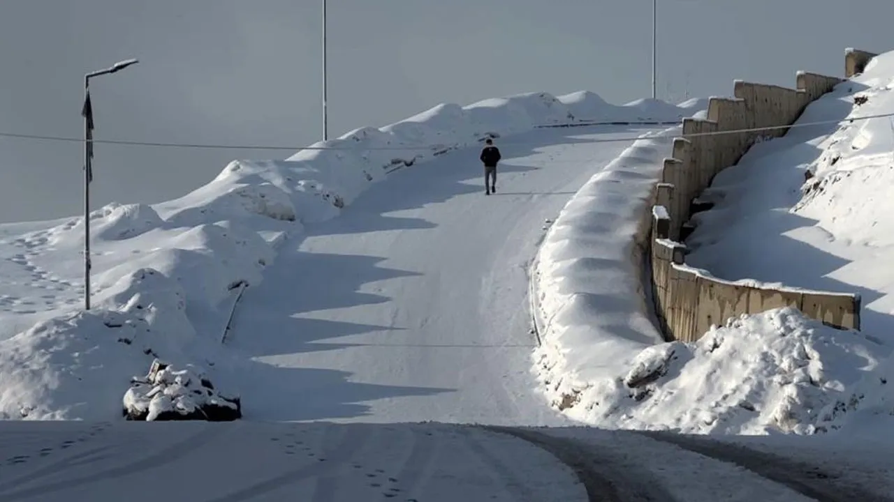 Göz gözü görmüyor! Her yer karla kaplı, ekipler gece gündüz demiyor