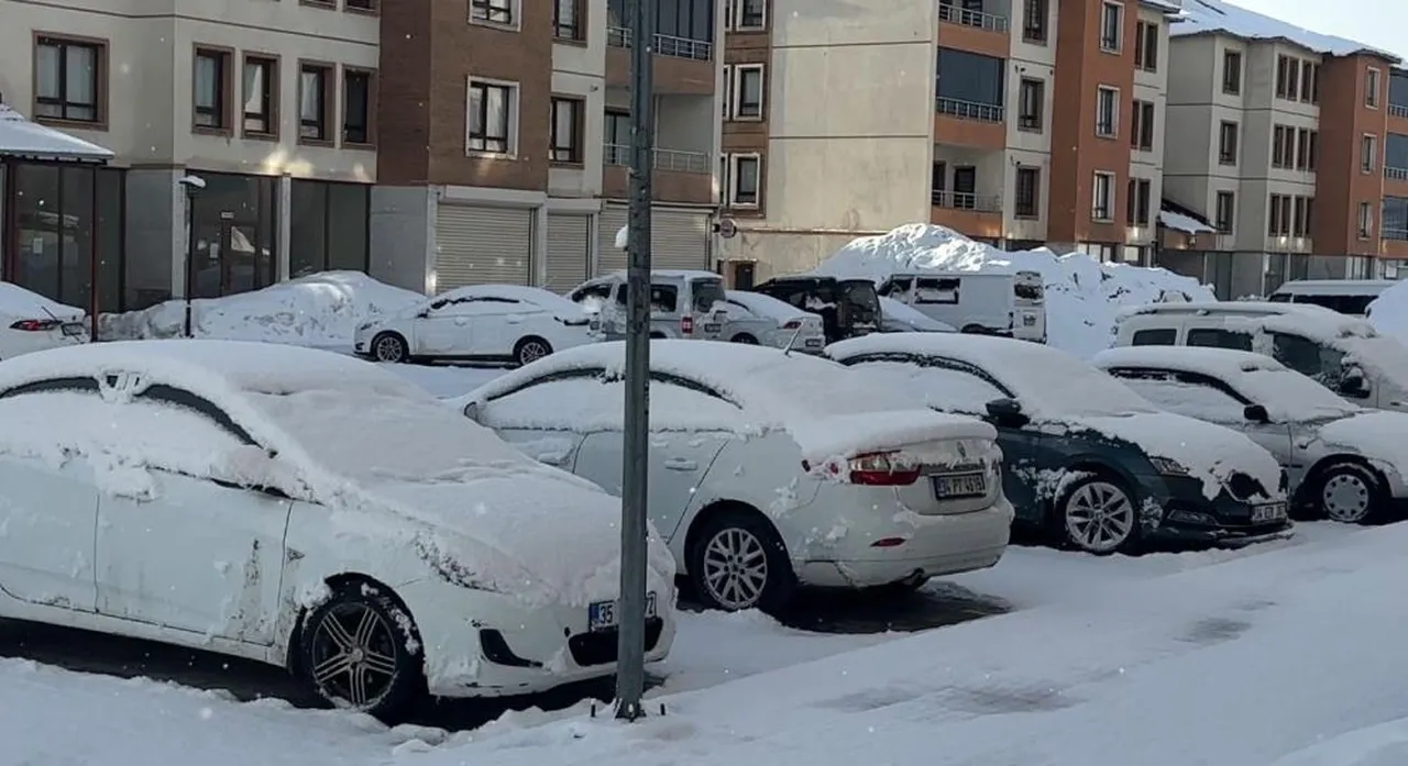 Göz gözü görmüyor! Her yer karla kaplı, ekipler gece gündüz demiyor