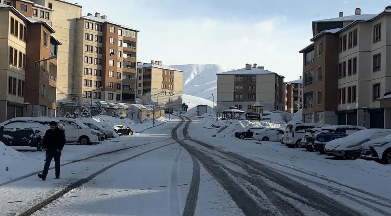 Göz gözü görmüyor! Her yer karla kaplı, ekipler gece gündüz demiyor