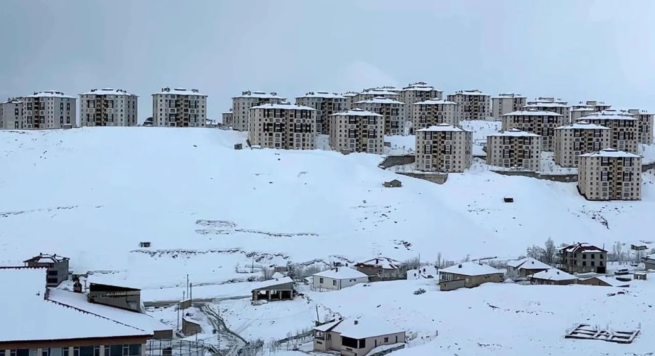 Göz gözü görmüyor! Her yer karla kaplı, ekipler gece gündüz demiyor