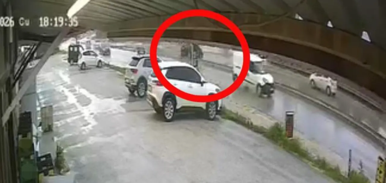 Hatay'da el freni çekilmeyen otomobil akaryakıt istasyonundan ana yola çıktı