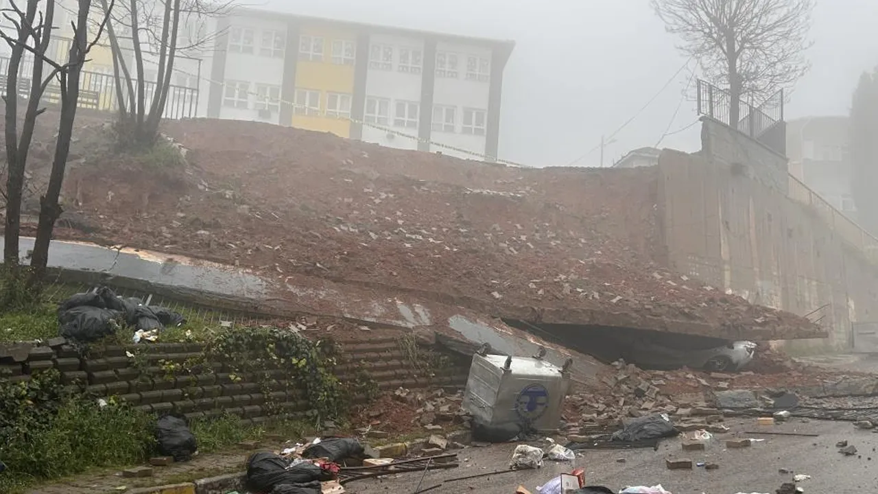 İstanbul Maltepe'de okulun istinat duvarı çöktü!