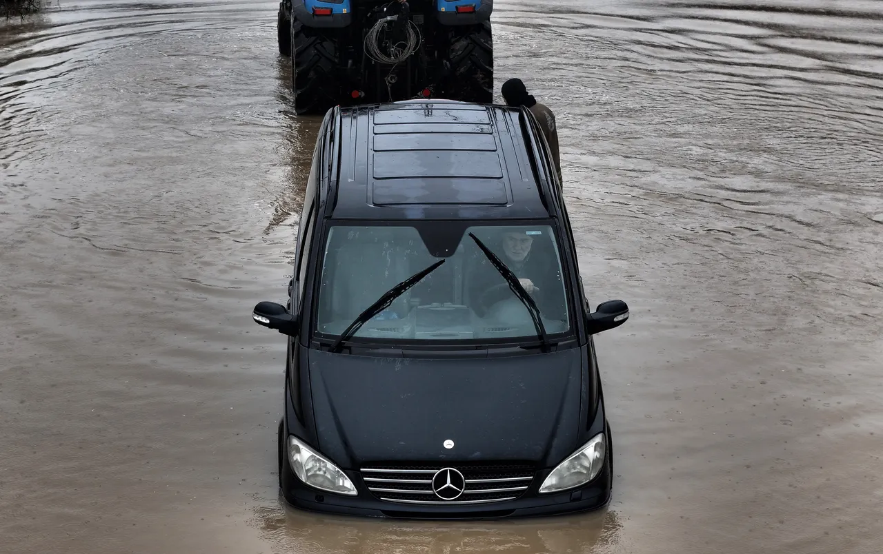 İstanbul’un göbeğinde şaşırtan görüntü! Suya gömülen aracını terk etmedi