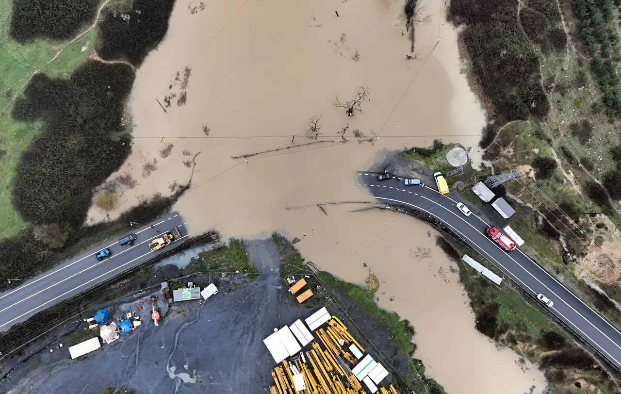 İstanbul’un göbeğinde şaşırtan görüntü! Suya gömülen aracını terk etmedi