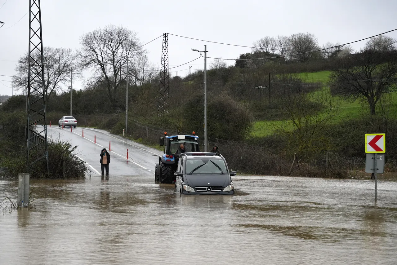 İstanbul’un göbeğinde şaşırtan görüntü! Suya gömülen aracını terk etmedi