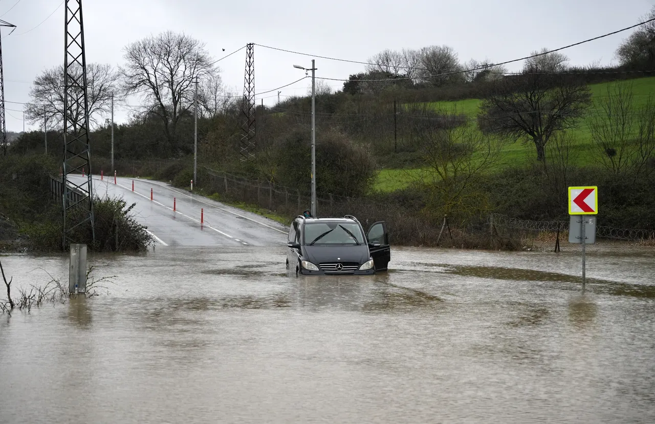 İstanbul’un göbeğinde şaşırtan görüntü! Suya gömülen aracını terk etmedi