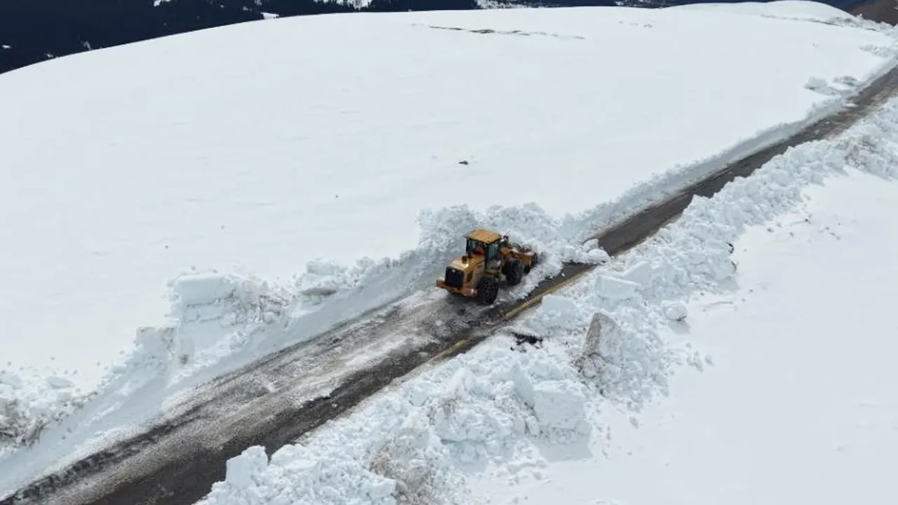 Kar boyu 2 metreyi aşmıştı... İki ili birbirine bağlayan yol 5 ay sonra açılıyor!