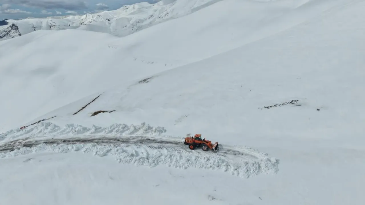 Kar boyu 2 metreyi aşmıştı... İki ili birbirine bağlayan yol 5 ay sonra açılıyor!