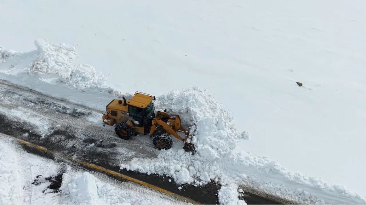 Kar boyu 2 metreyi aşmıştı... İki ili birbirine bağlayan yol 5 ay sonra açılıyor!