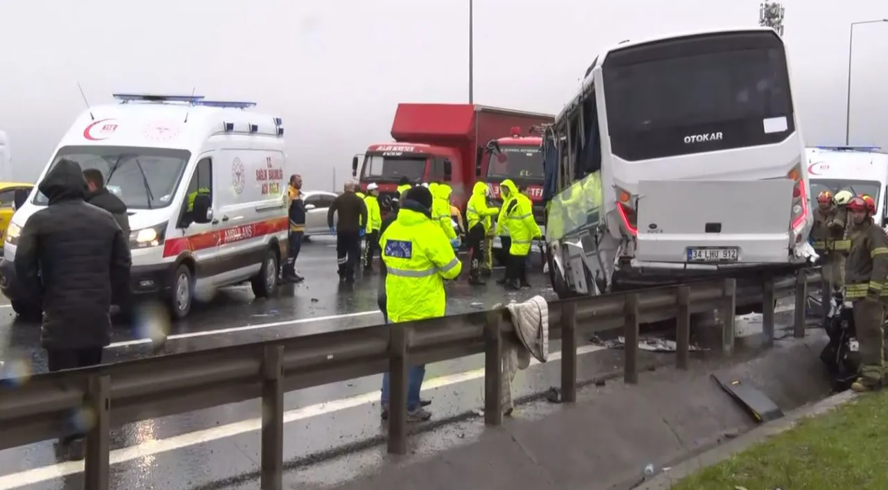 Kuzey Marmara Otoyolu'nda polis servisi kaza yaptı
