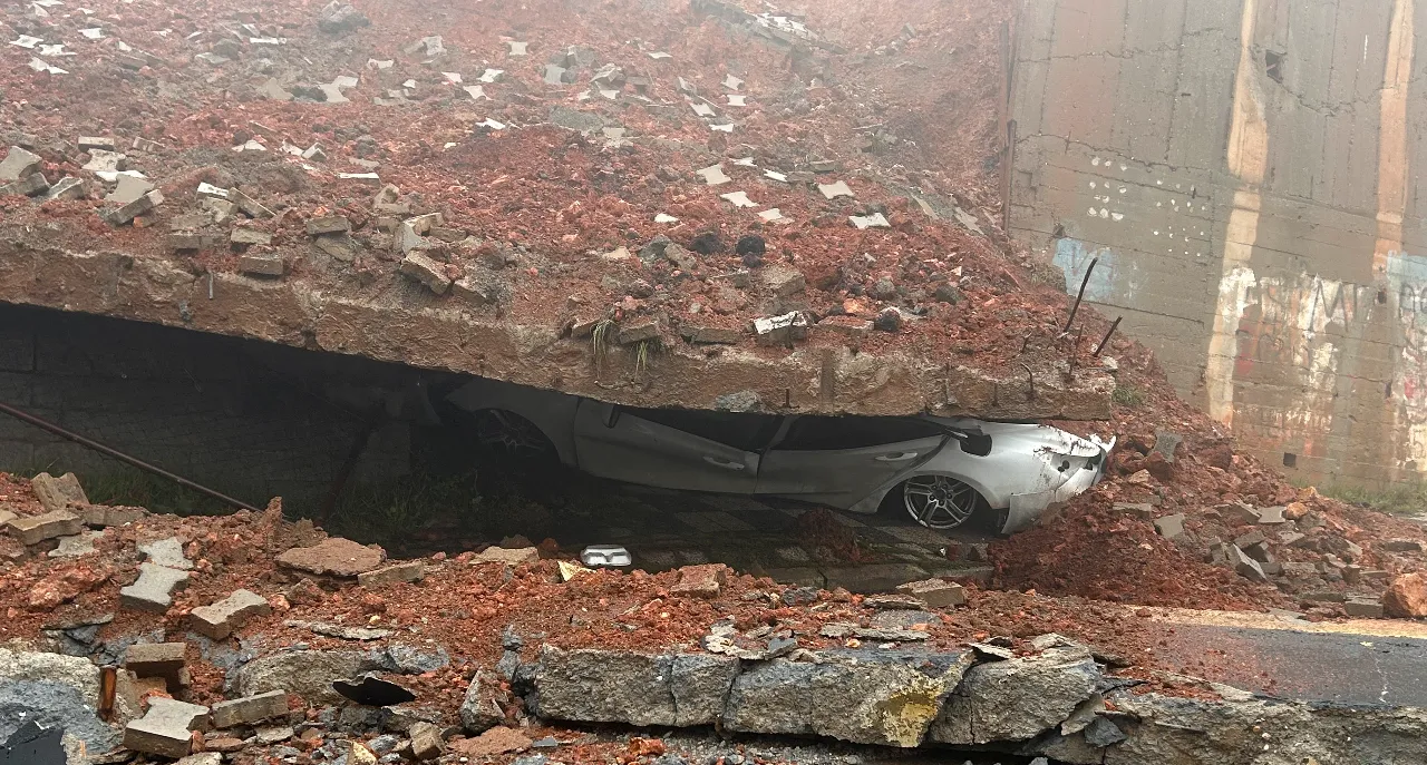 Maltepe'de okulun istinat duvarı çöktü! Park halindeki araç hurdaya döndü