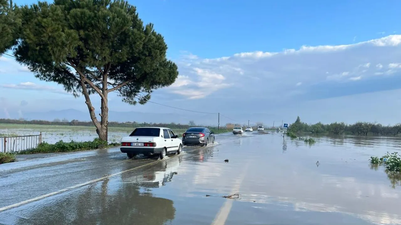 Menderes Nehri taştı! Tarım arazileri ve yol sular altında