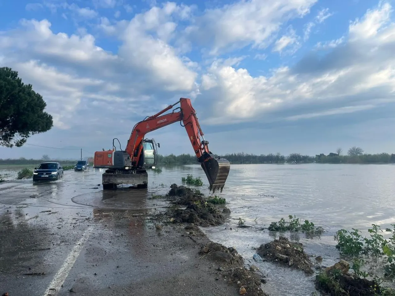 Menderes Nehri taştı! Tarım arazileri ve yol sular altında