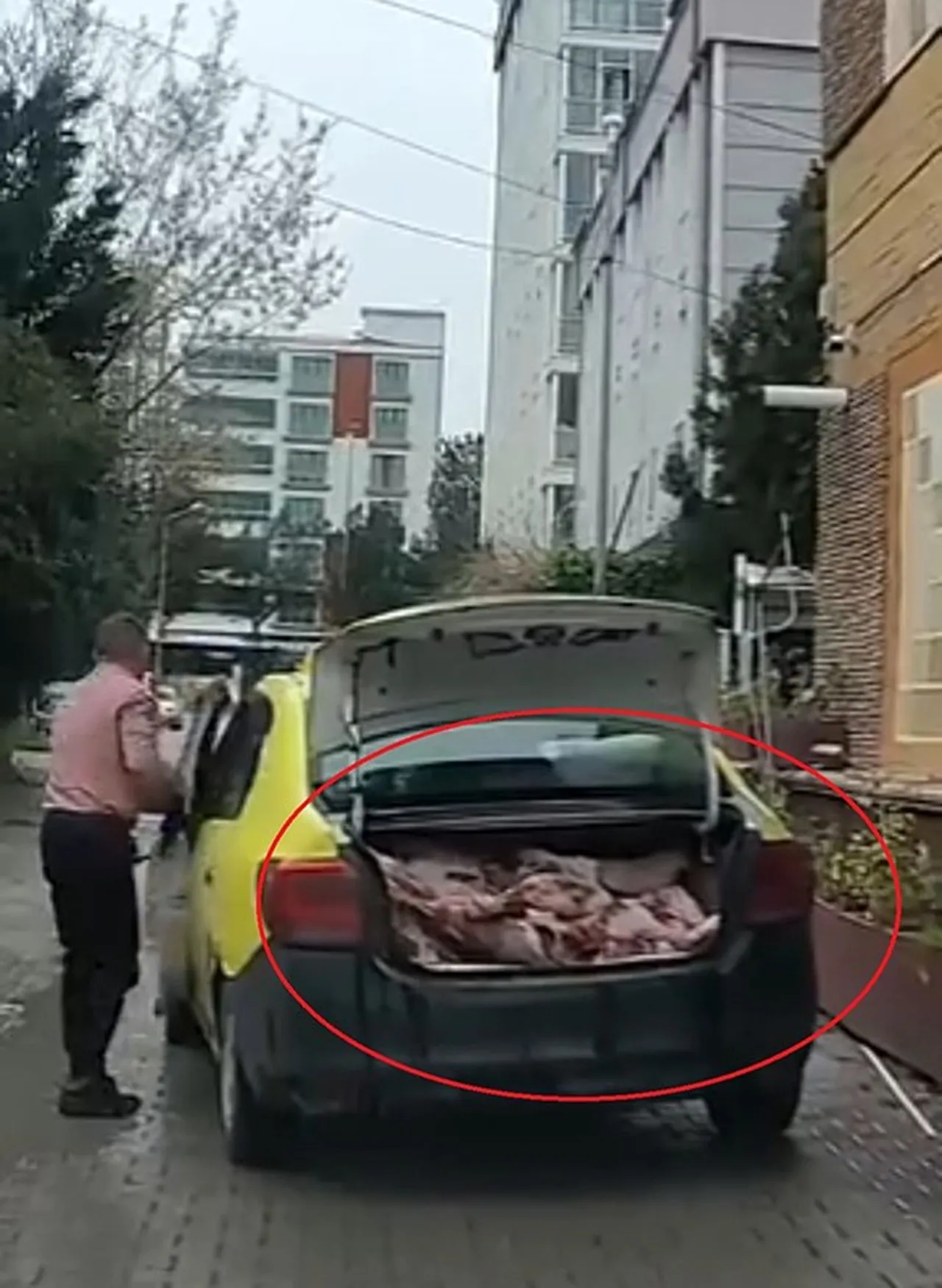 Mide bulandıran görüntü! Taksi bagajında kilolarca et taşıyan işletmeye 50 bin lira ceza