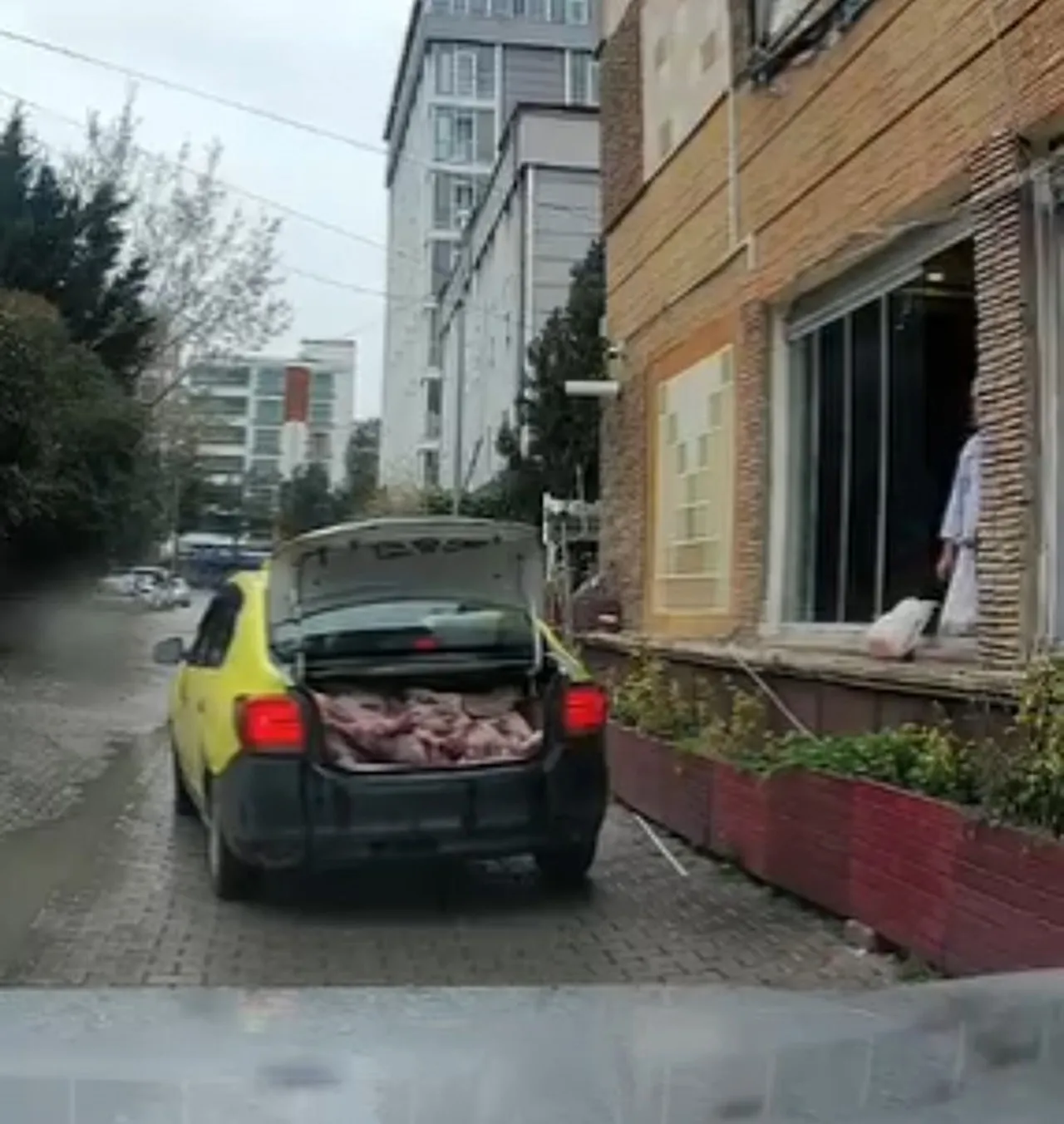 Mide bulandıran görüntü! Taksi bagajında kilolarca et taşıyan işletmeye 50 bin lira ceza
