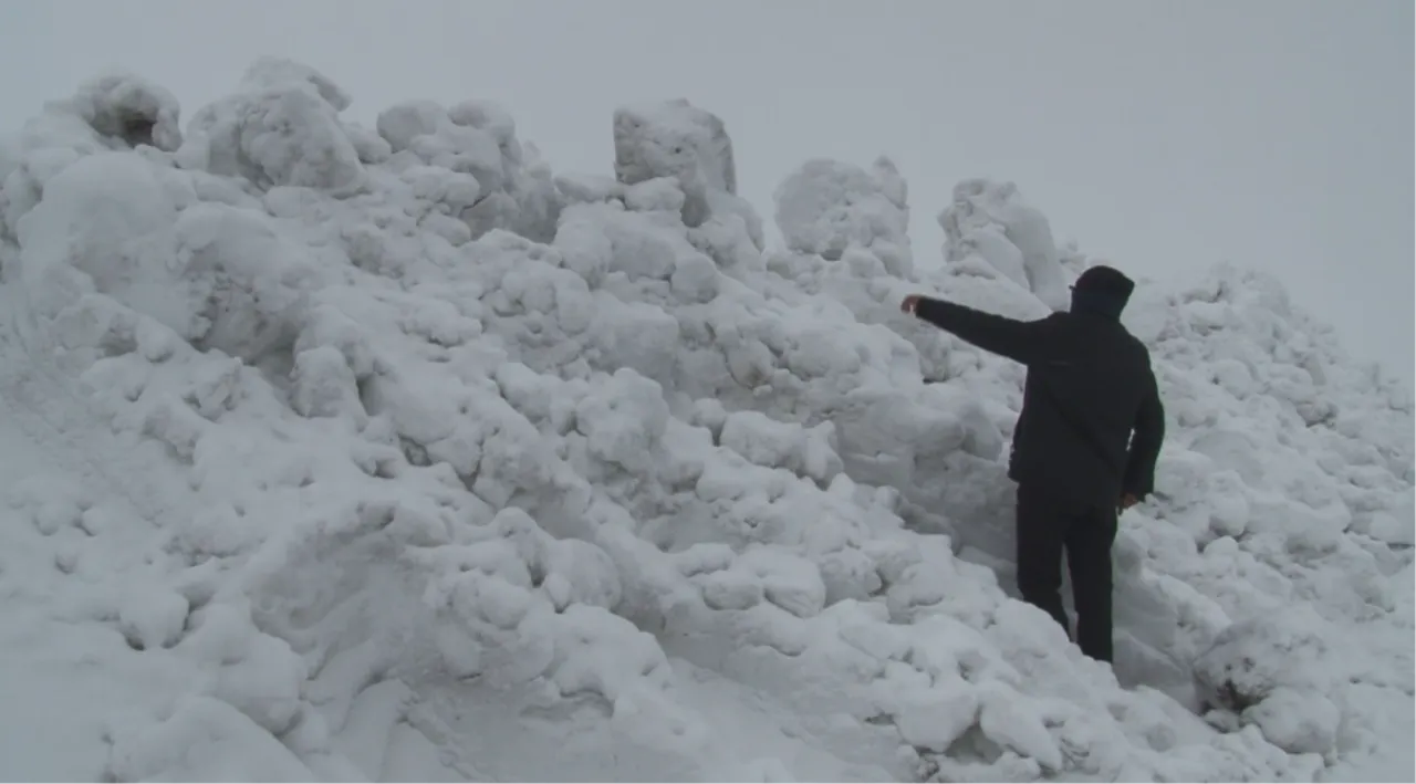 Nisan ayına girerken onlar kışı yeniden yaşıyor! Kar altında kaldılar