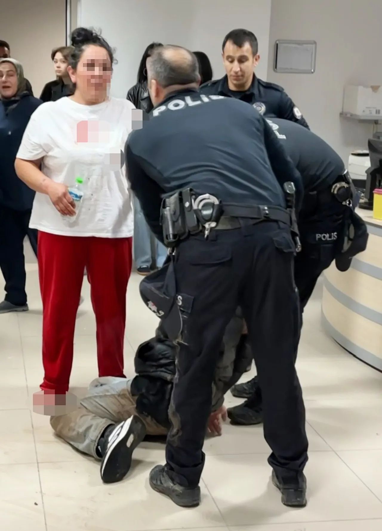 Oğul annesinin sevgilisini bıçakladı, anne ise polise tokat attı!