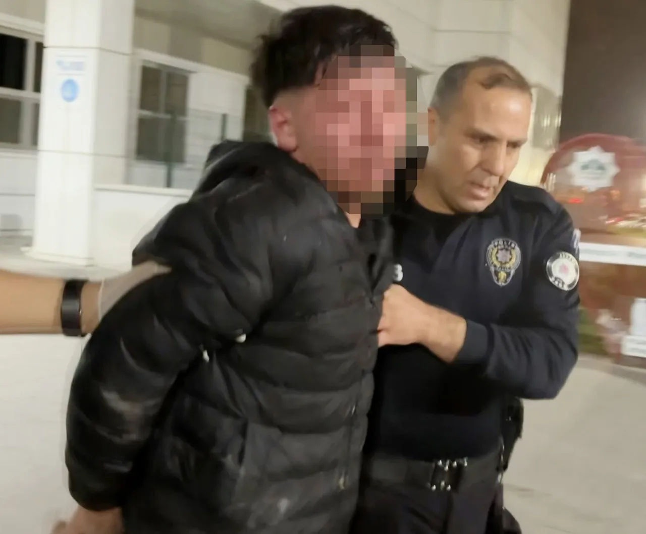 Oğul annesinin sevgilisini bıçakladı, anne ise polise tokat attı!