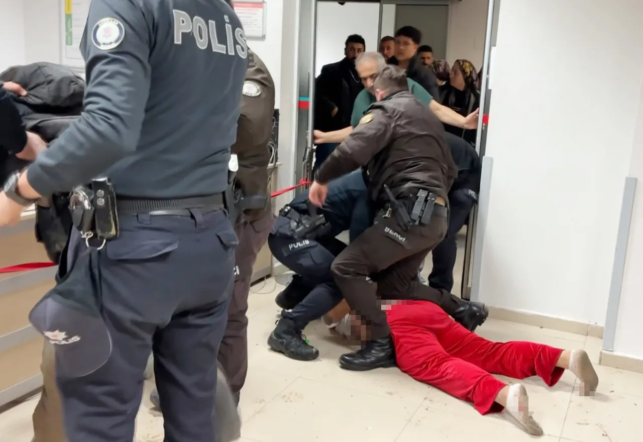 Oğul annesinin sevgilisini bıçakladı, anne ise polise tokat attı!