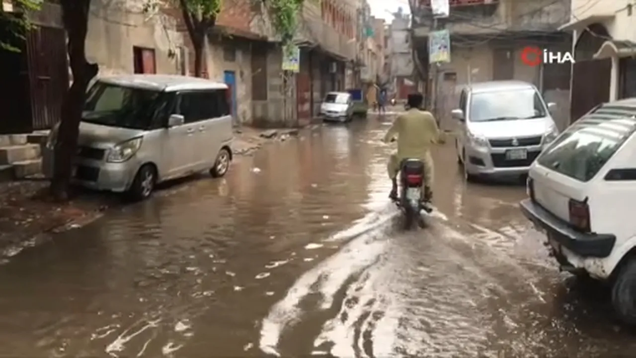 Pakistanda sel felaketi! Evler çöktü, hayat kabusa döndü: Ölü ve yaralılar var