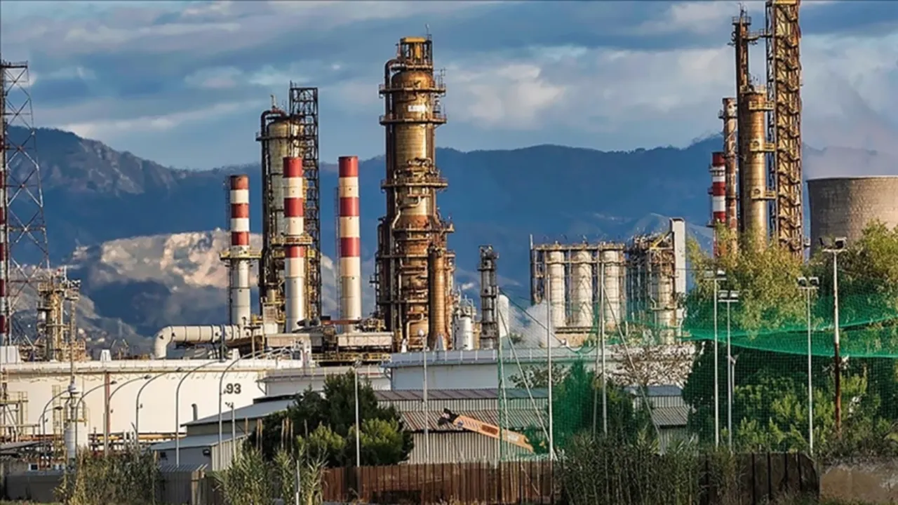 Petrokimya tesisi vuruldu! Tahran'da kritik nokta hedef alındı 