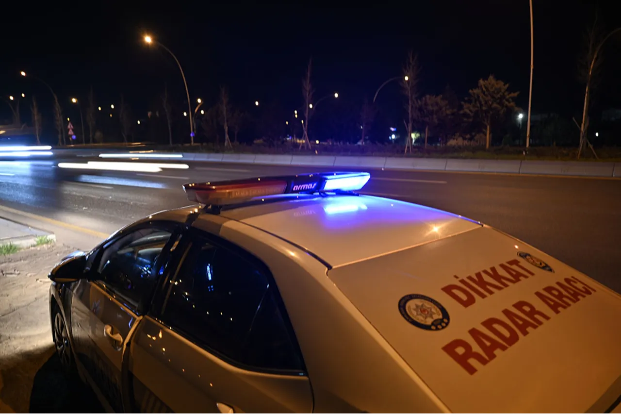 Ramazan Bayramı tatili süresince ulaşımda güvenliğin sağlanması ve aksama yaşanmaması için uygulanan tedbirler kapsamında geceleri de radarla hız kontrolü yapılıyor. ( İsmail Kaplan - Anadolu Ajansı )