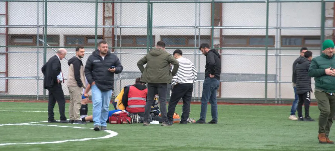 25 dakika duran Rize Belediyespor-Veliköyspor maçı, hakem kararıyla ertelendi.