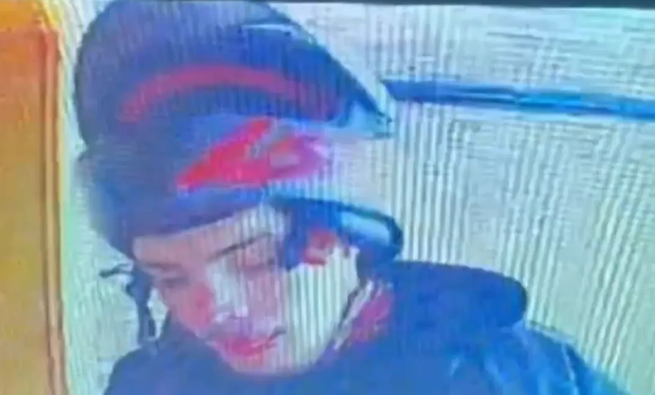 Siparişi önce yaladı, sonra teslim etti! Müşteri kurye skandalını görüntülü diafondan izledi