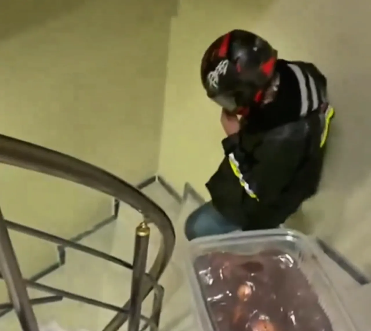 Siparişi önce yaladı, sonra teslim etti! Müşteri kurye skandalını görüntülü diafondan izledi