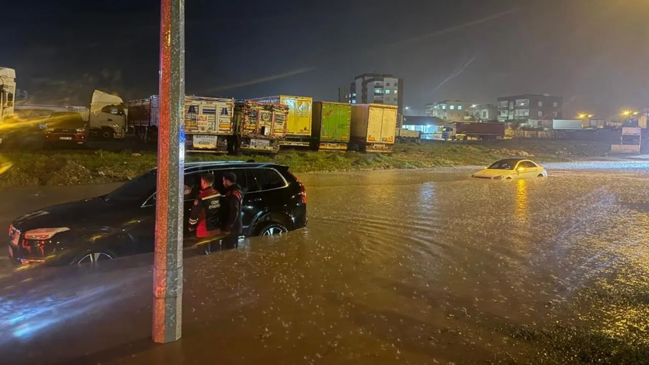 Şırnak sele teslim oldu! Araçlar suda mahsur kaldı