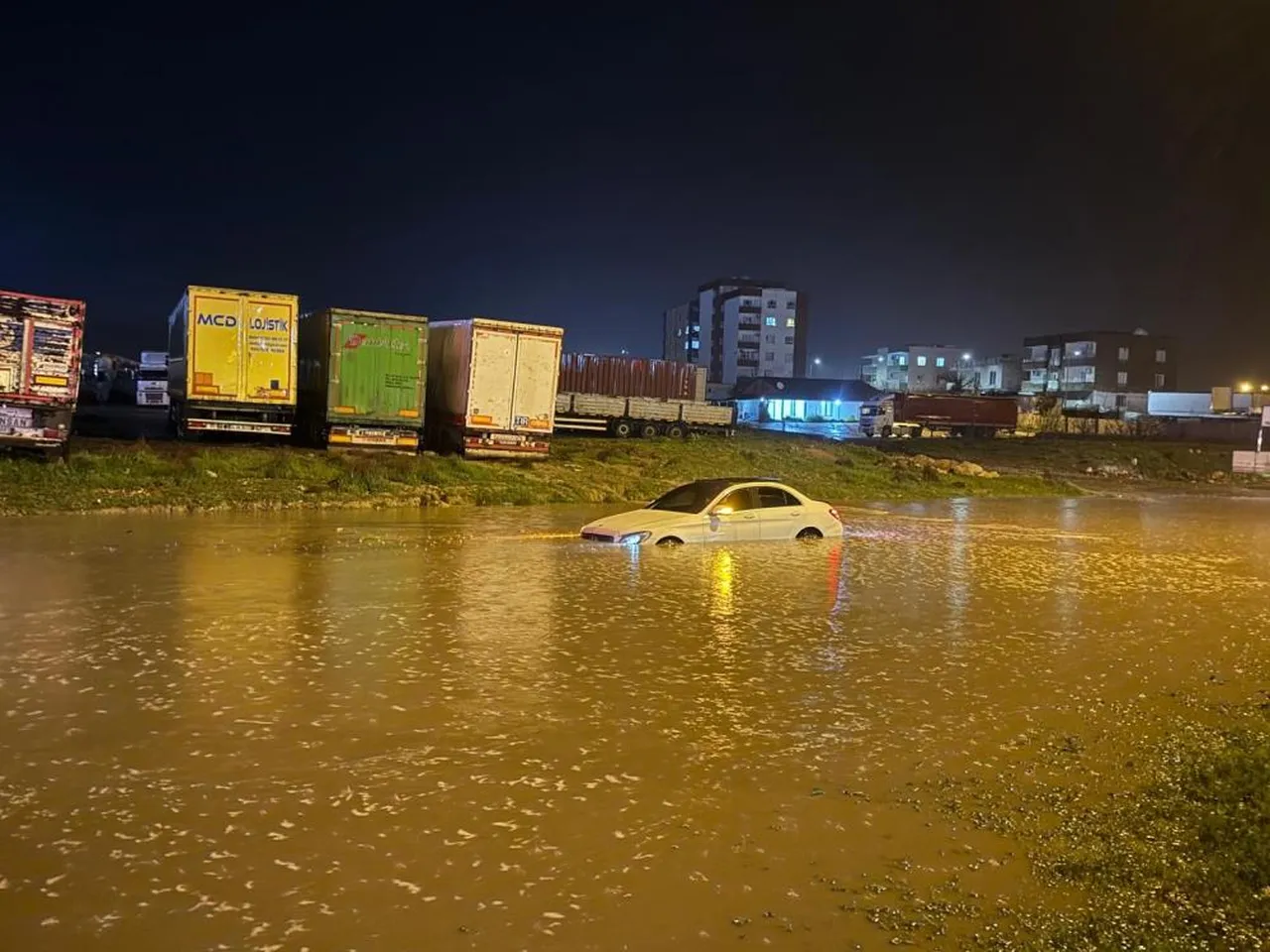 Şırnak sele teslim oldu! İnsanlar araçlar suda mahsur kaldı