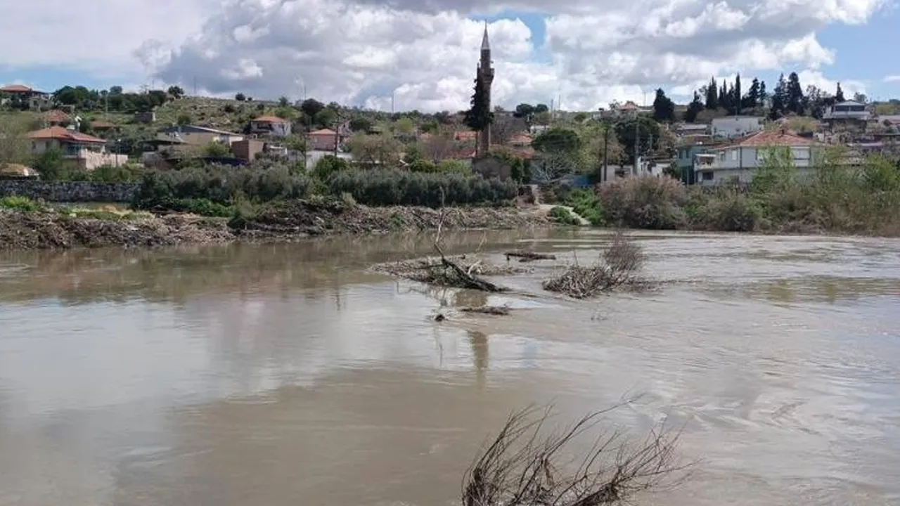 Yağışlar nehri yükseltti! Tarihi Taşköprü sular altında kaldı
