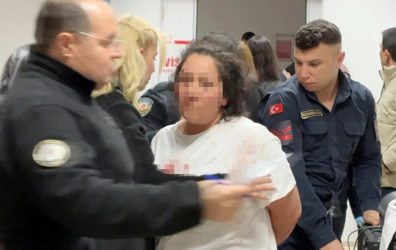 Yasak ilişki hastanede bitti! Oğlunu zapt edemeyen kadın polisi tokatladı