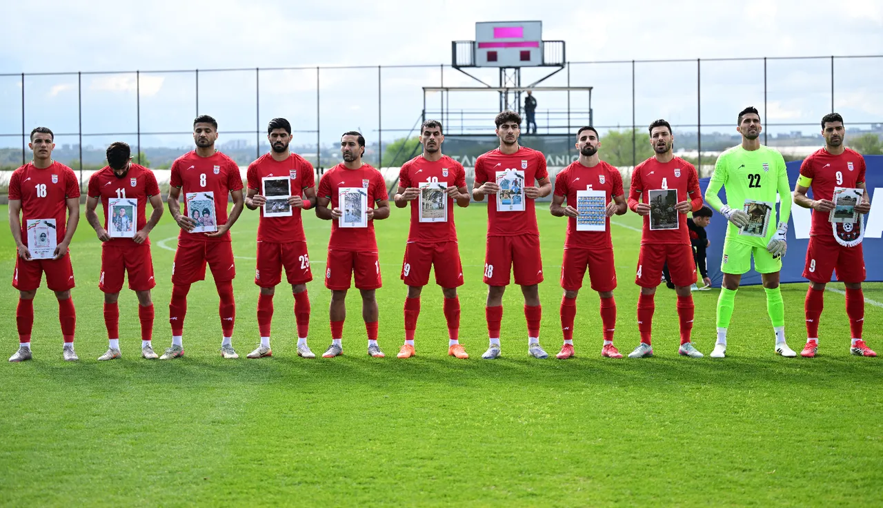 Antalya'da yürek sızlatan protesto: İranlılar katledilen çocukların fotoğraflarıyla sahada!