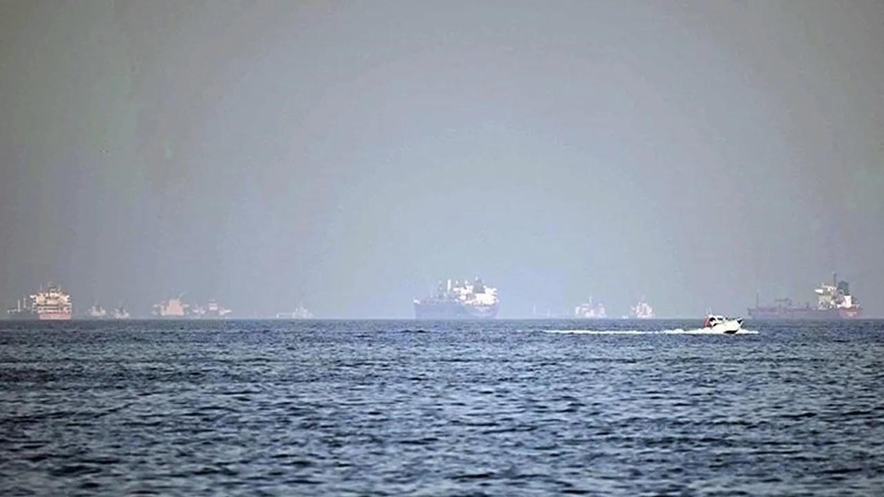 Basra Körfezi’nde tehlikeli anlar! Petrol tankerine mermi isabet etti