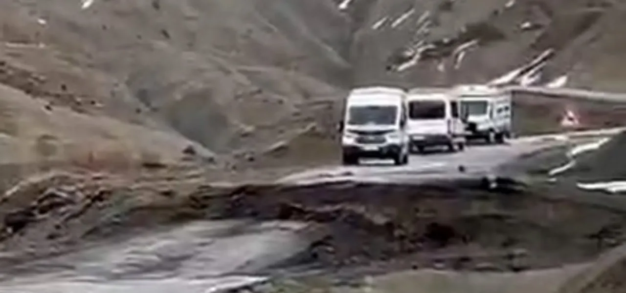 Bingöl'de heyelan sonrası yol çöktü! Yelesen grup yolunda ulaşım kesildi