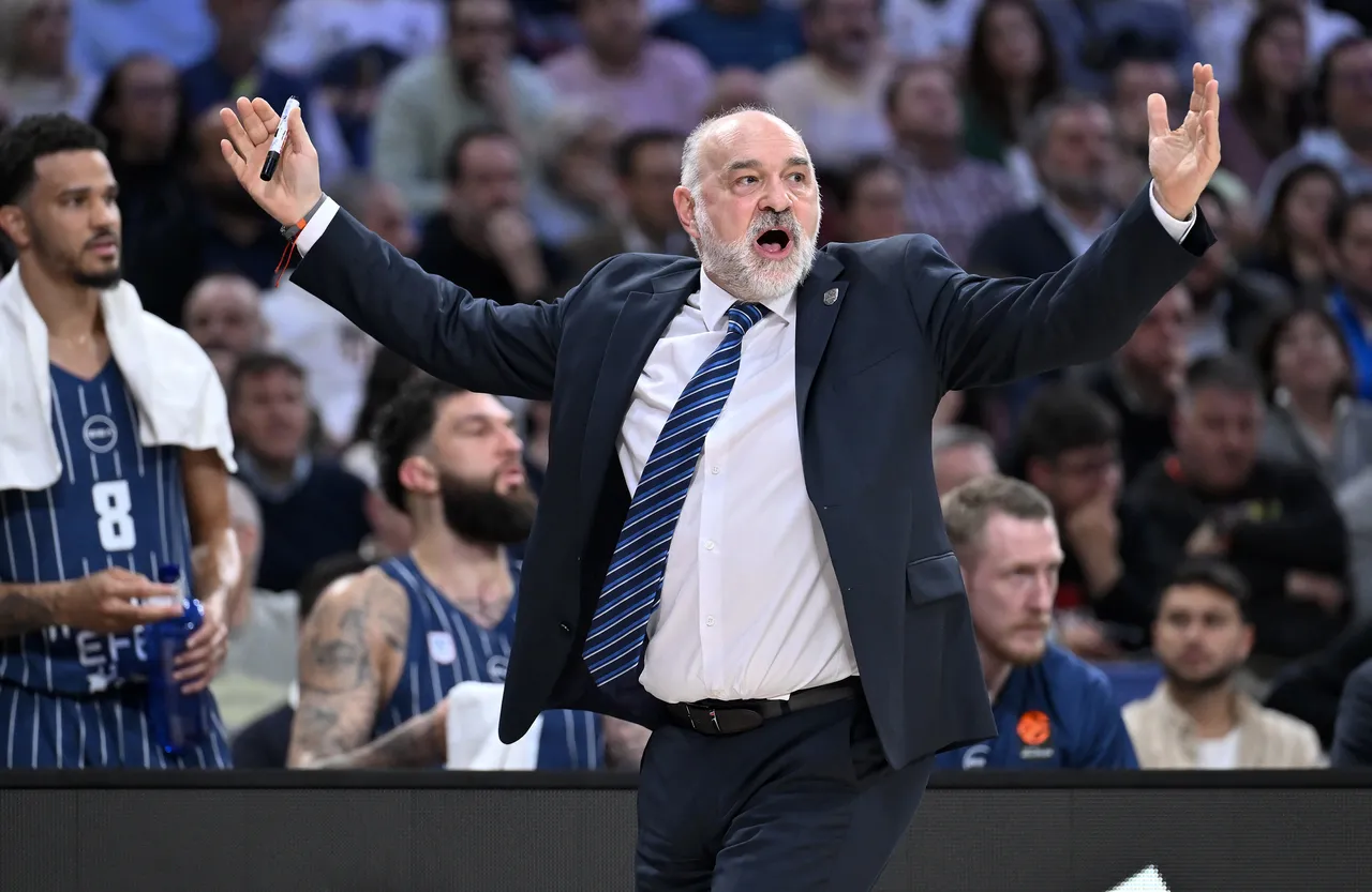 Anadolu Efes Başantrenörü Pablo Laso