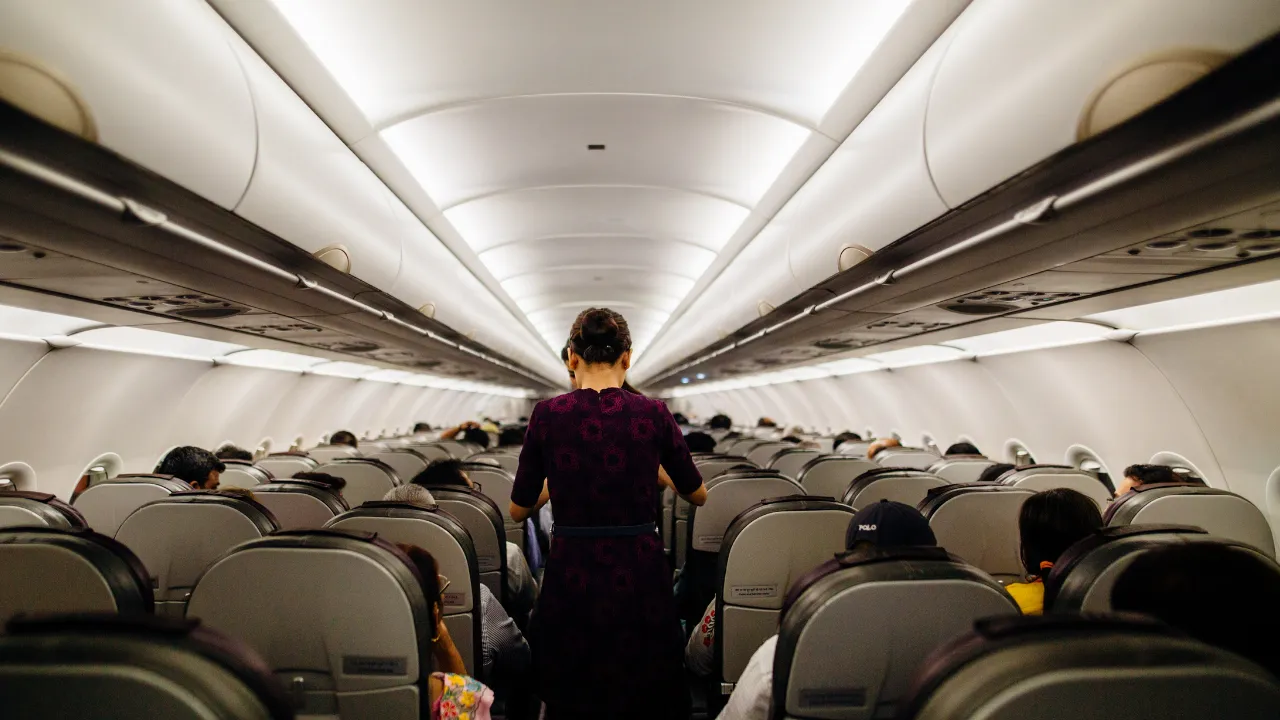 Havayolu şirketinden ses getiren karar: Kilo alan hostesler görevden alınacak