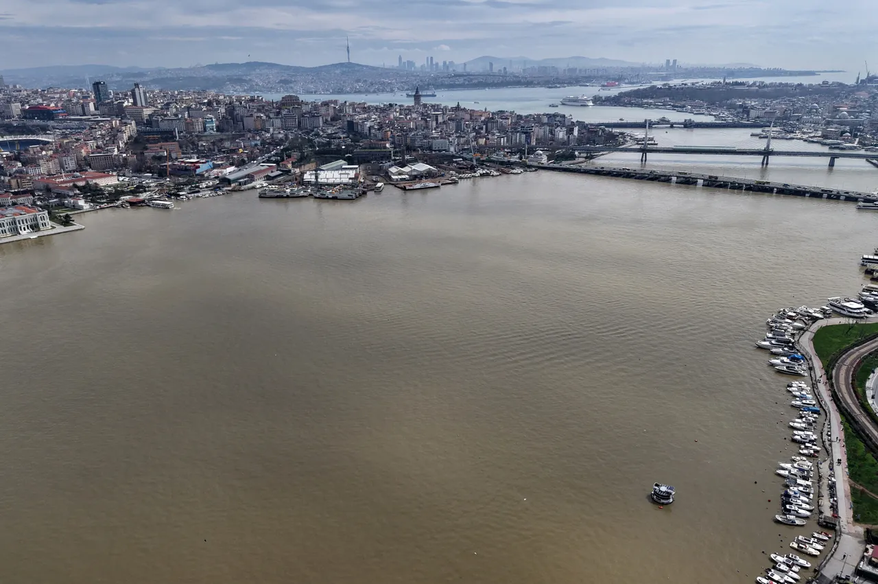 Hindistan değil İstanbul! Yağmur sonrası Haliç çamura bulandı