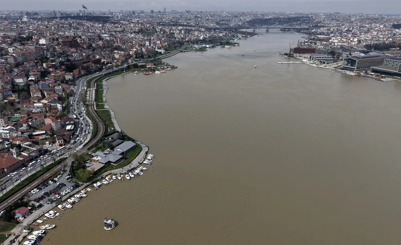 Hindistan değil İstanbul! Yağmur sonrası Haliç çamura bulandı