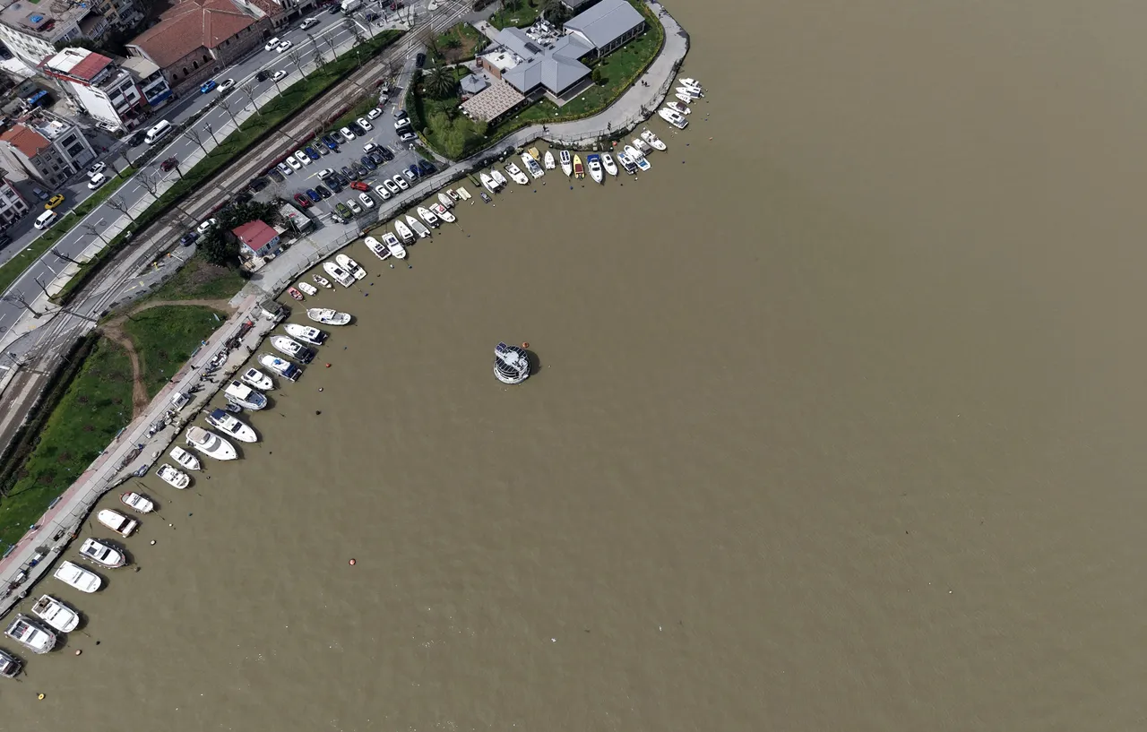 Hindistan değil İstanbul! Yağmur sonrası Haliç çamura bulandı