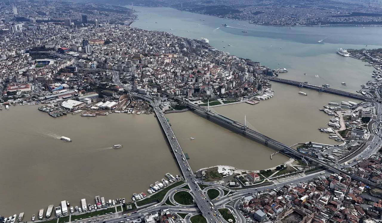 Hindistan değil İstanbul! Yağmur sonrası Haliç çamura bulandı